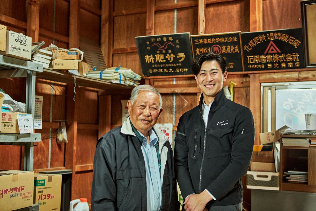古い看板の残る店内に立つ先代と現店主